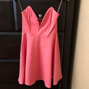 Lulu’s coral strapless dress